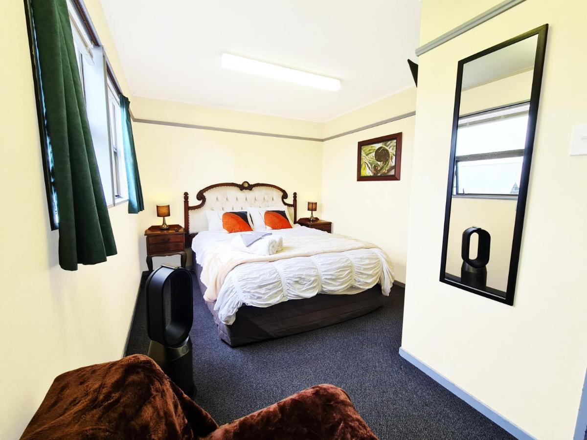 Rarakau Lodge Tuatapere Exterior photo